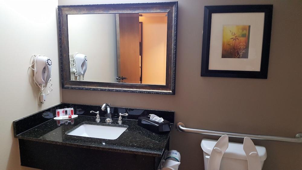 Baymont by Wyndham Belleville Airport Area photo 11