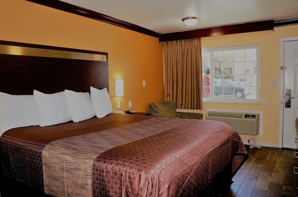 America's Deluxe Inn photo 10