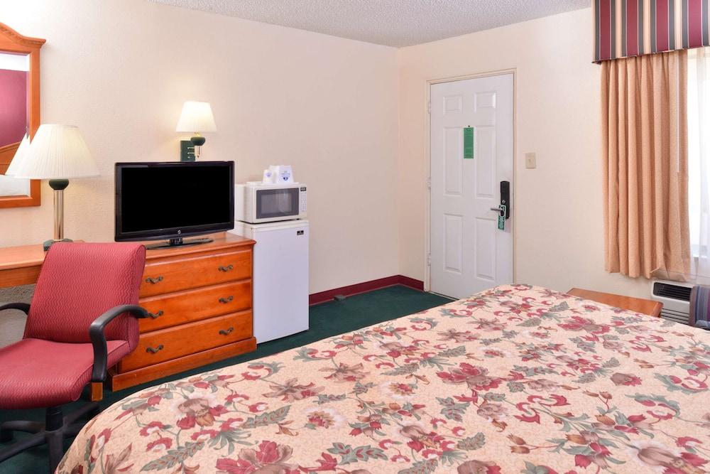 Americas Best Value Inn Lubbock E photo 34