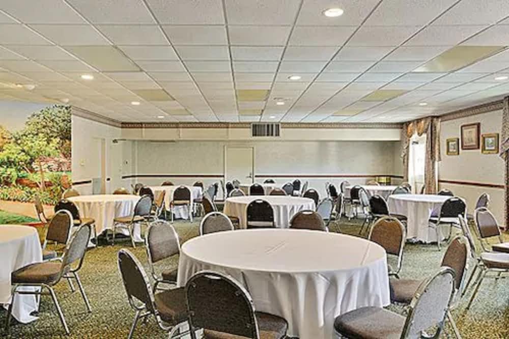 Carmel Inn & Suites photo 33