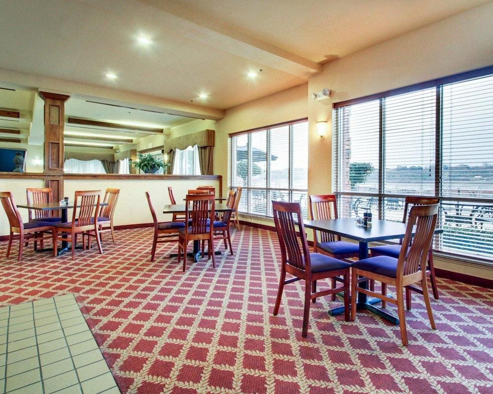 Clarion Suites Vidalia Riverfront photo 22