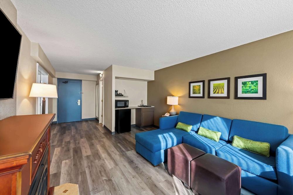 Comfort Inn & Suites Omaha Central photo 2