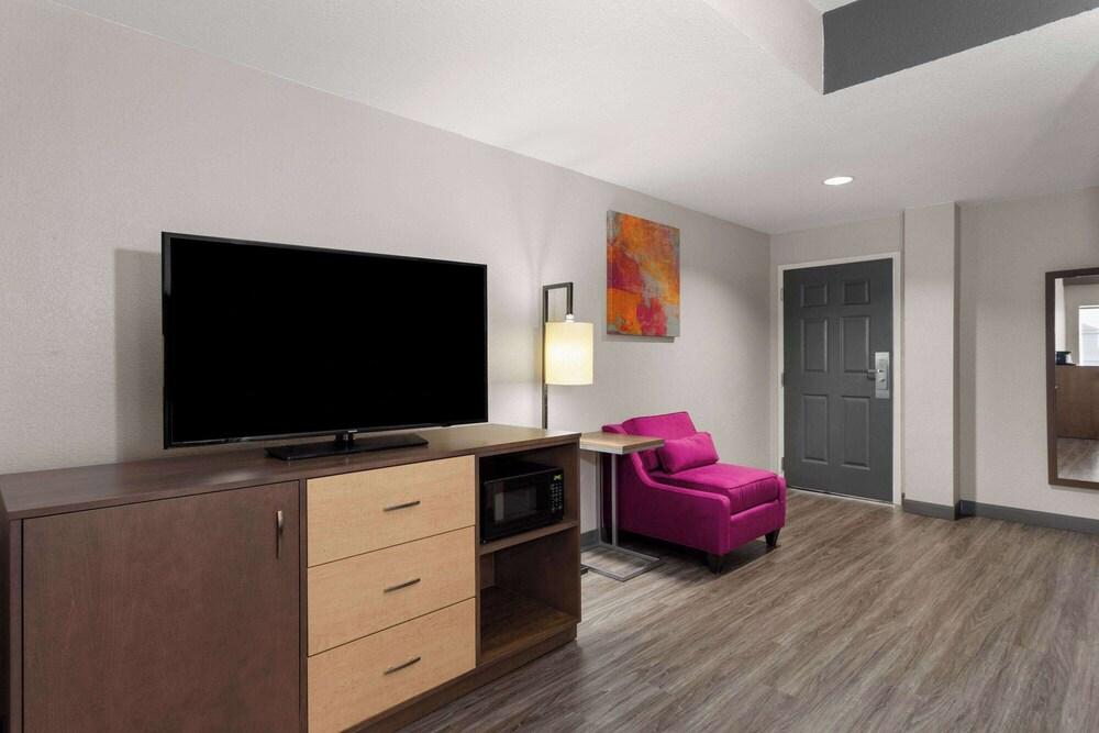 La Quinta Inn & Suites by Wyndham Ft. Pierce photo 24