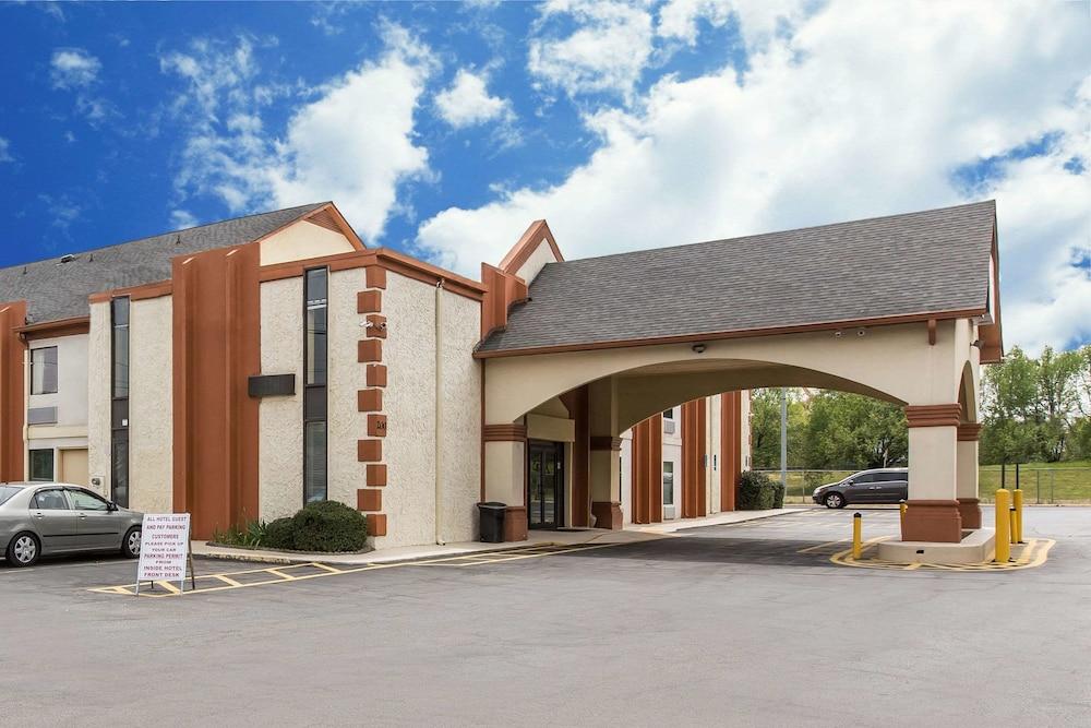 Econo Lodge At Six Flags photo 14