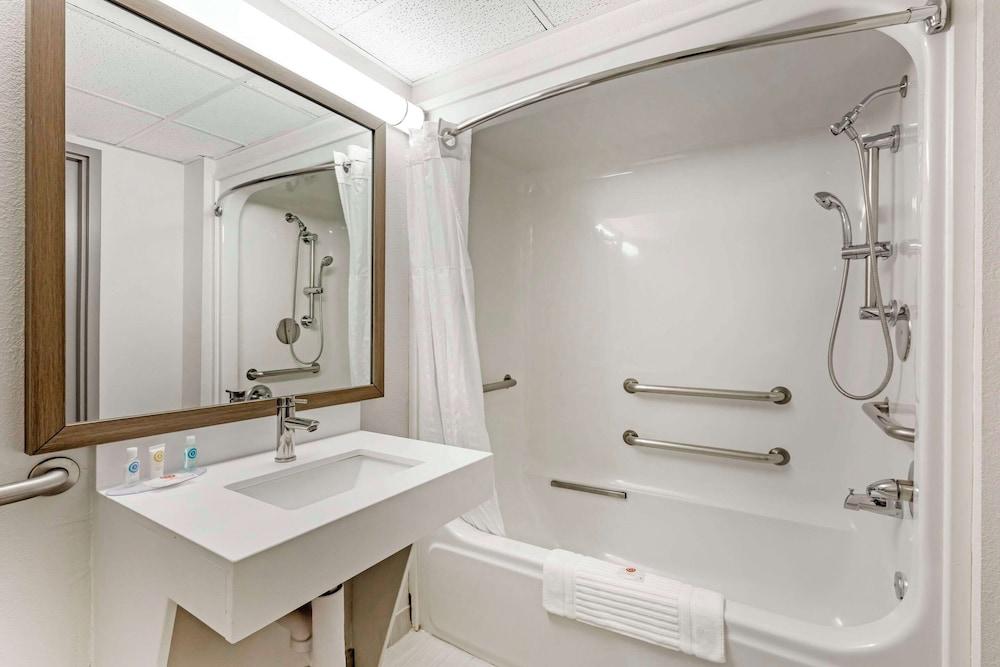 Comfort Inn & Suites Cuyahoga Falls - Akron photo 10