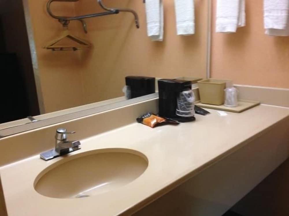 Econo Lodge photo 6