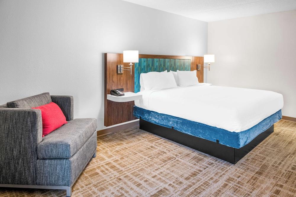 Hampton Inn Grand Rapids-North photo 8