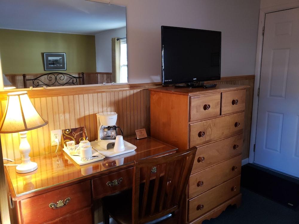 The Colonial Motel photo 16
