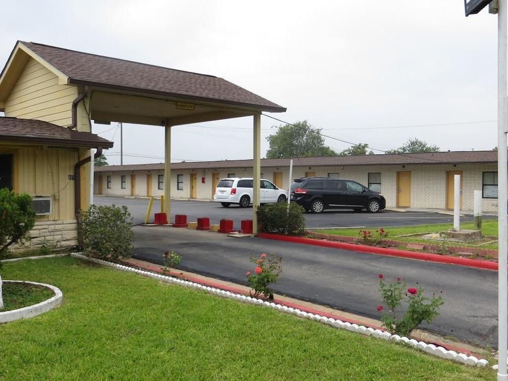 Travel Inn & Suites photo 10
