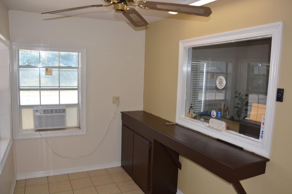 Economy Inn photo 9