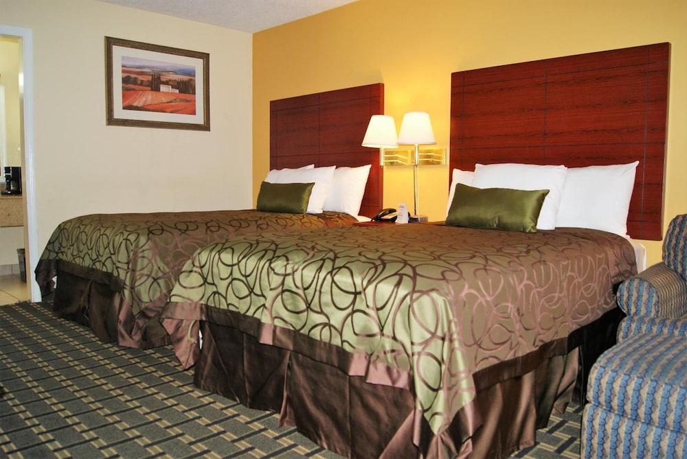 Red Carpet Inn photo 20