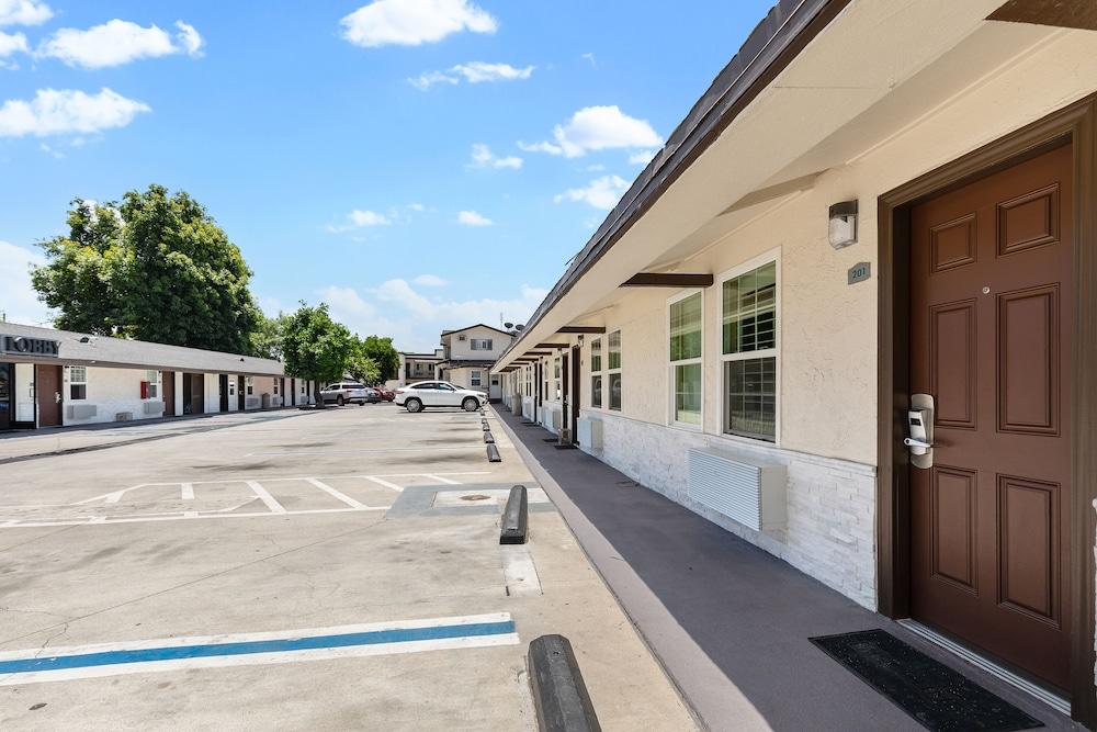 Le Blanc Inn & Suites photo 18