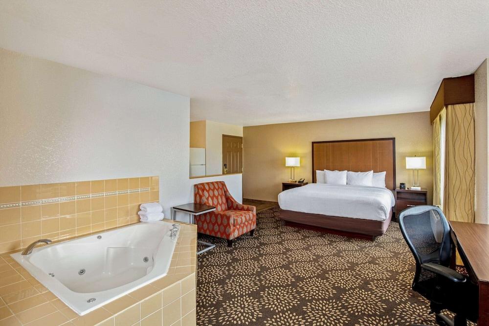 La Quinta Inn & Suites by Wyndham Las Vegas Red Rock photo 9