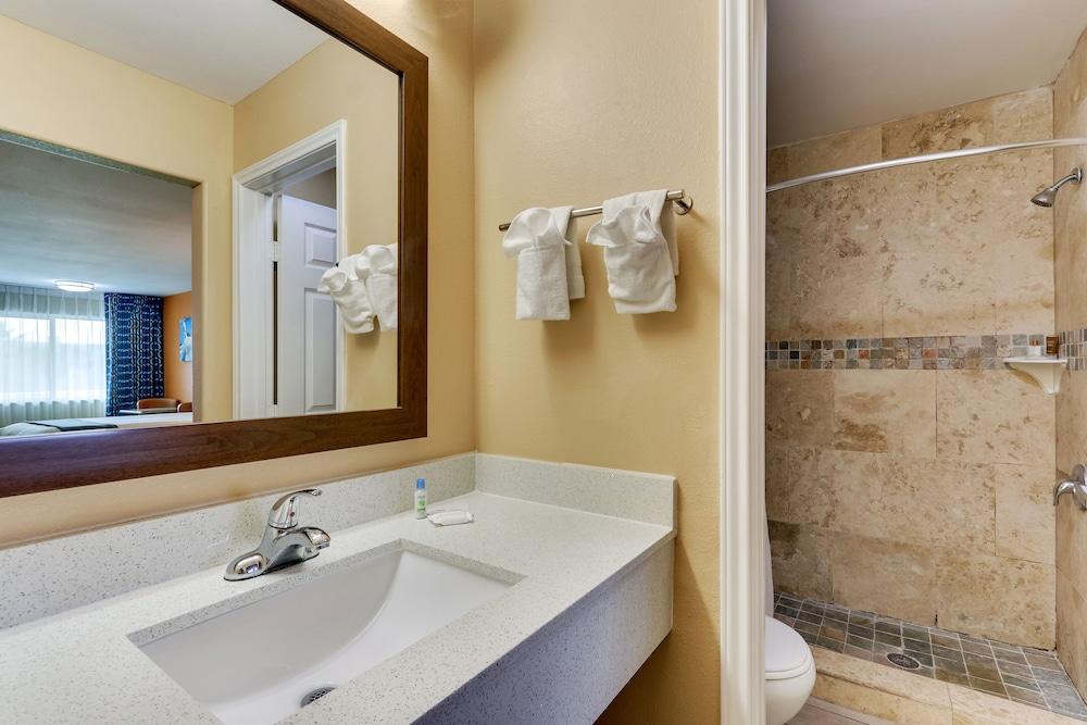 Captain's Quarters Inn photo 28