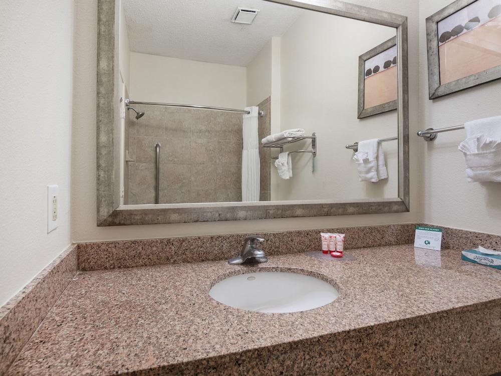 Baymont by Wyndham Houston North photo 28