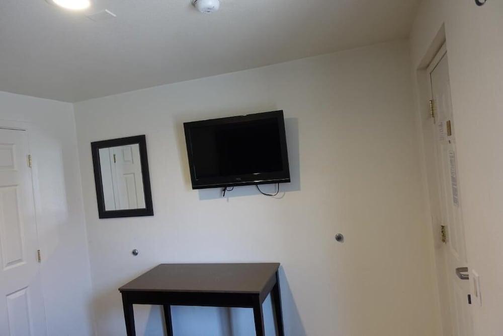 Baycities Motel photo 24