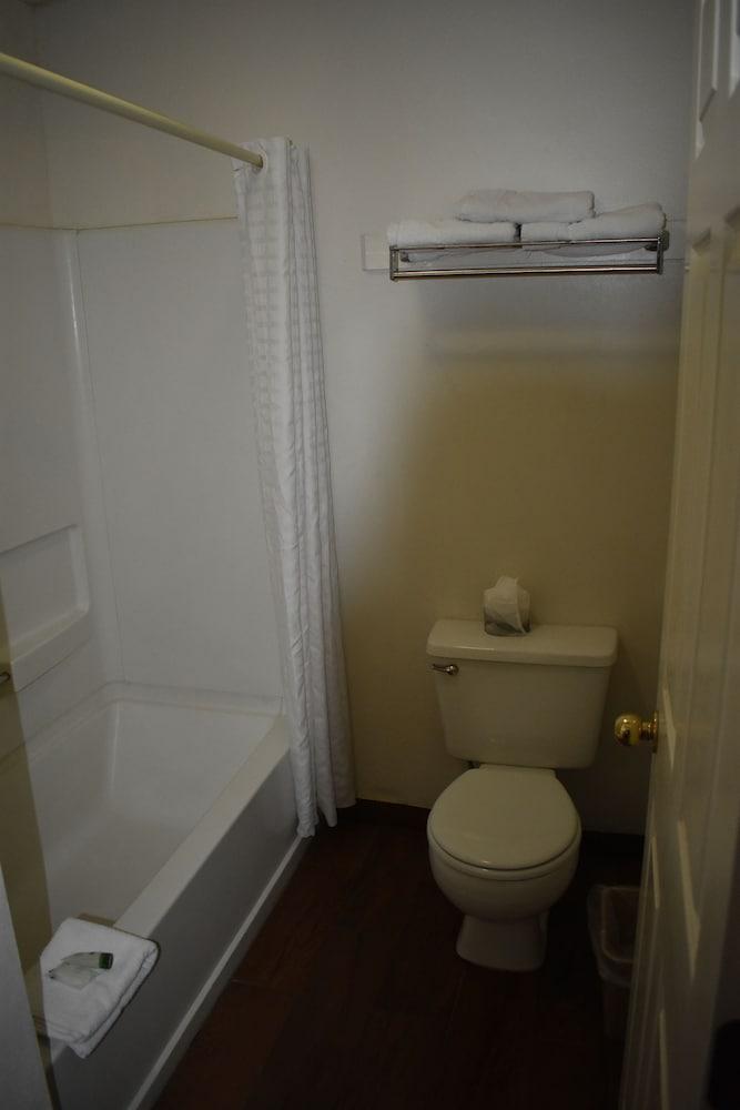 Rodeway Inn photo 22