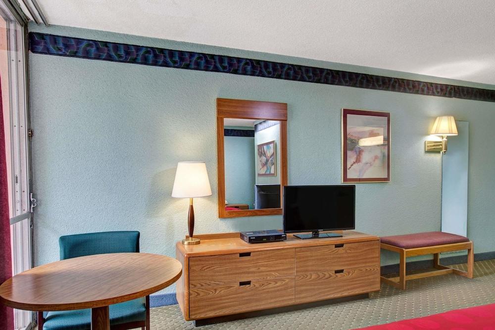 Ramada by Wyndham Parsippany photo 6