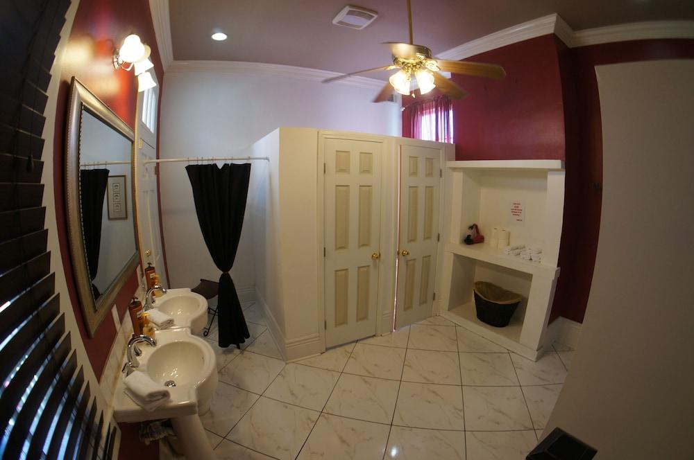 Auberge Nouvelle Orleans Hostel photo 55