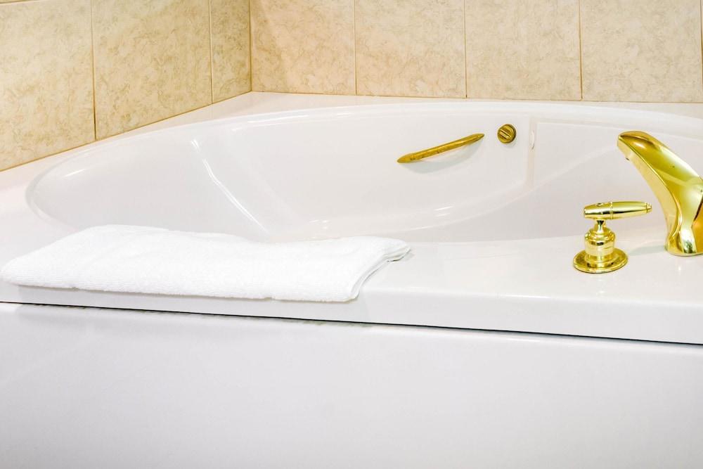 Quality Inn & Suites Carthage near Precious Moments Chapel photo 36