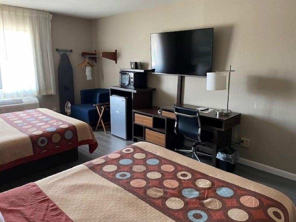 Super 8 by Wyndham Alton photo 15