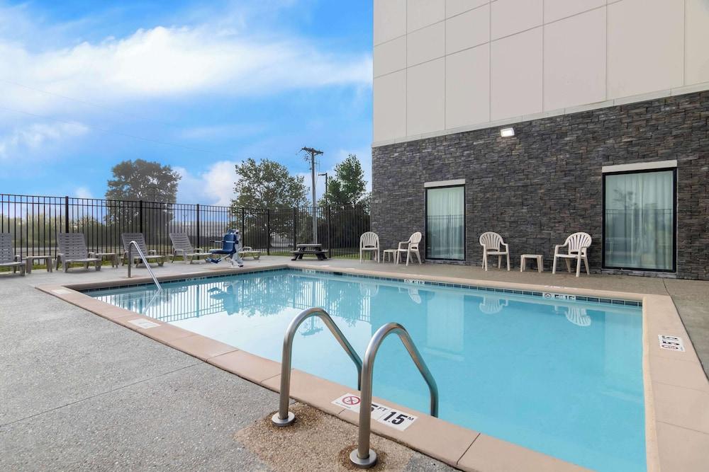Comfort Suites Rensselaer near Fair Oaks photo 25