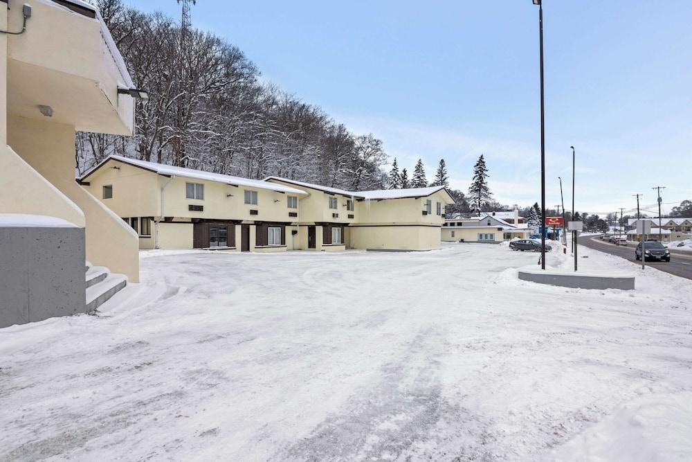 Econo Lodge Manistee photo 35