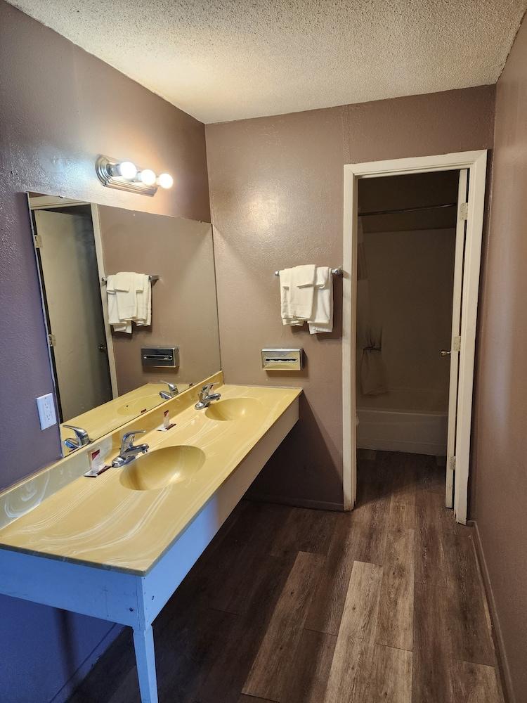 Satellite Inn photo 22