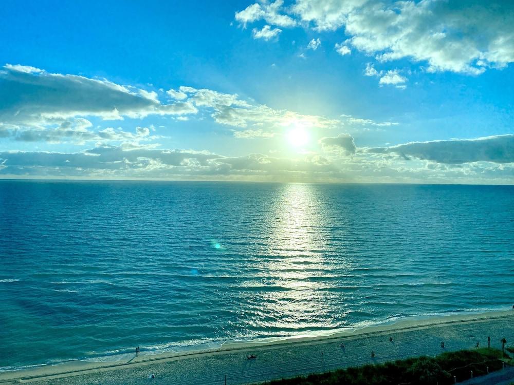 Direct ocean front condo Miami Beach photo 18