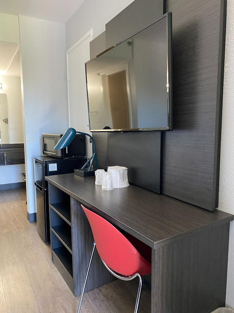 Motel 6 Lantana, FL photo 8
