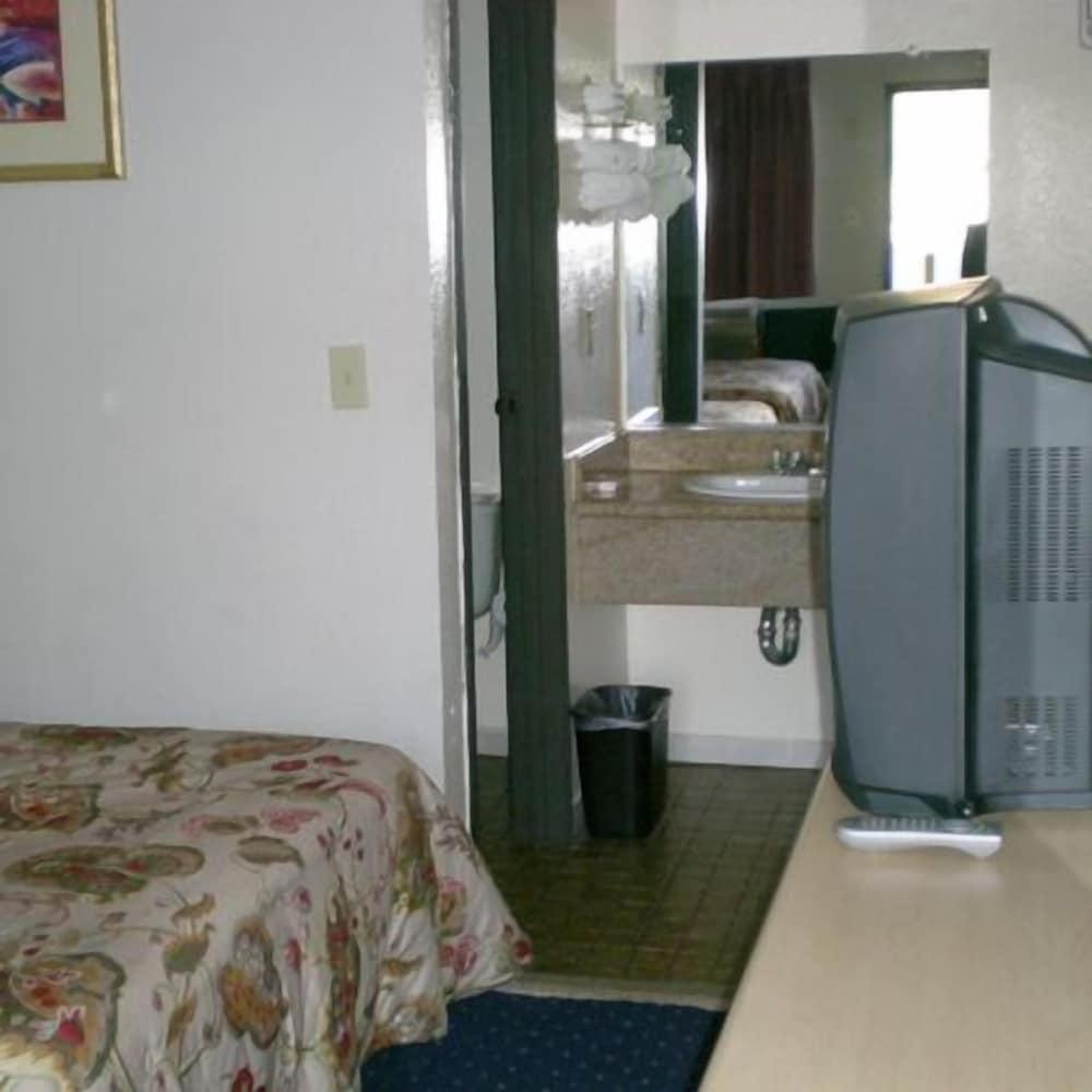 Crown Lodge Motel Oakland photo 37