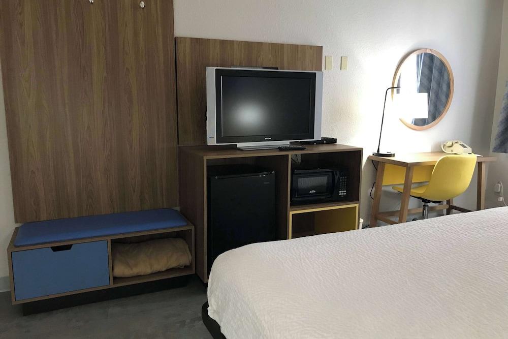 Days Inn by Wyndham Rawlins photo 25