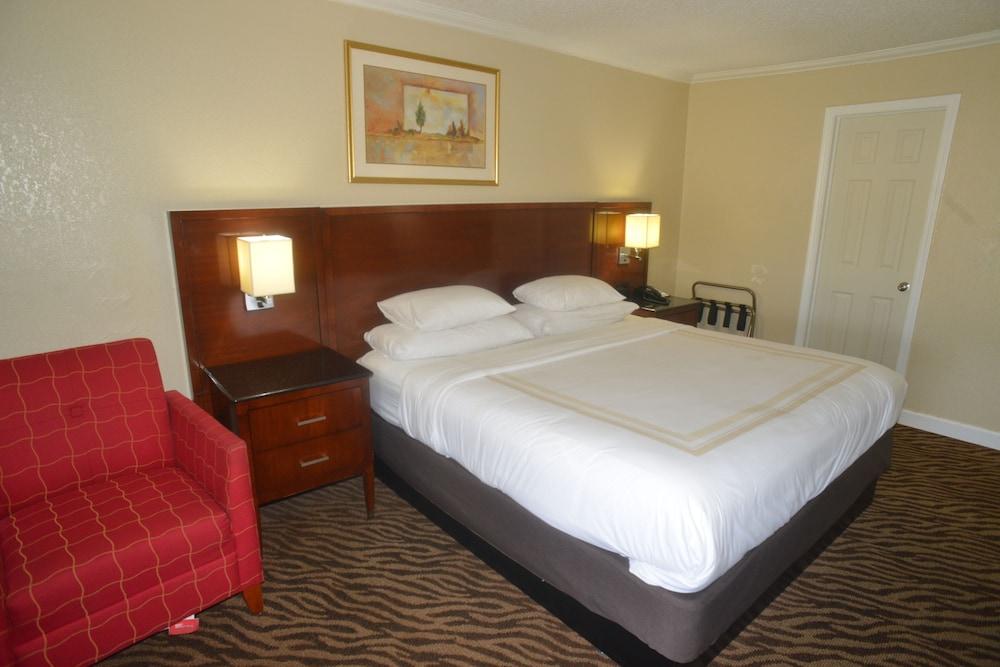 Hometown Inn & Suites photo 37