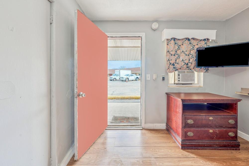 Flint Motel by OYO MI Near I-475 photo 16
