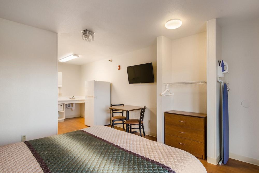 HomeTowne Studios By Red Roof Denver - Glendale/ Cherry Creek photo 12
