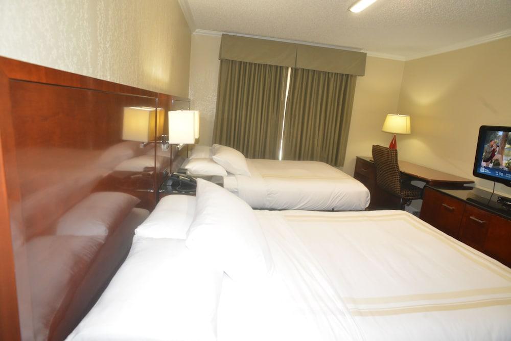 Hometown Inn & Suites photo 18