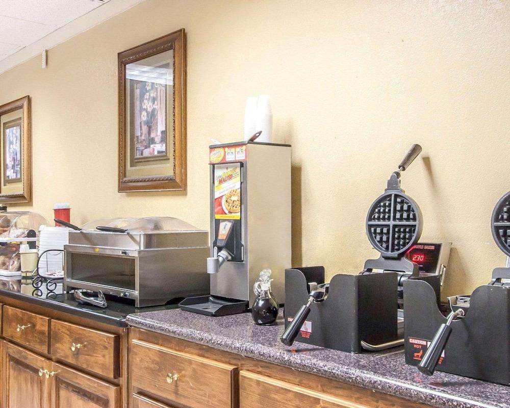 Clarion Inn & Suites University Center photo 29