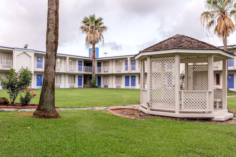 Motel 6 Houston, TX - East photo 36