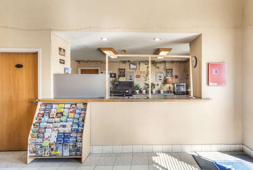 Super 8 by Wyndham Cozad photo 2