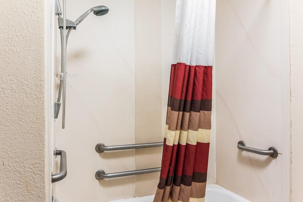 Red Roof Inn Texarkana photo 22
