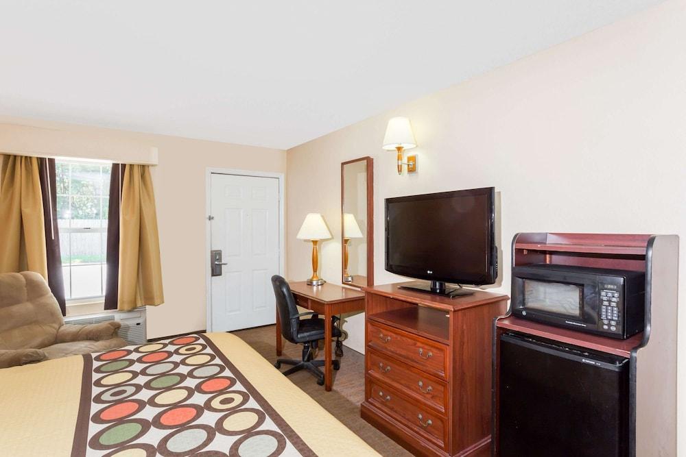 Super 8 by Wyndham Statesboro photo 11