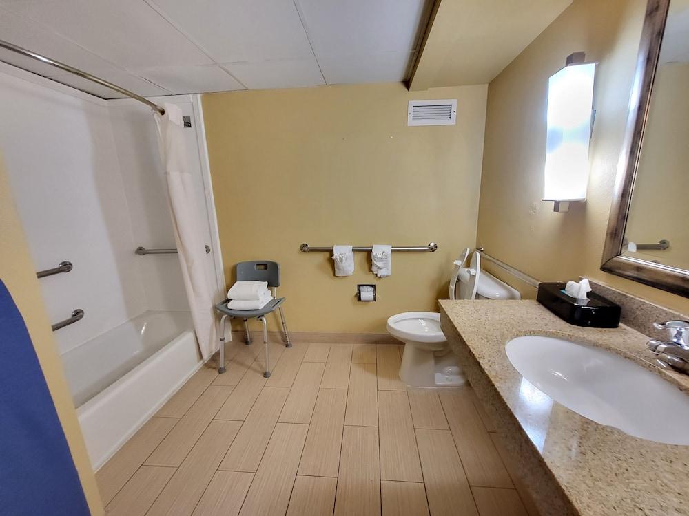 Wingate by Wyndham Greensboro/Coliseum photo 12