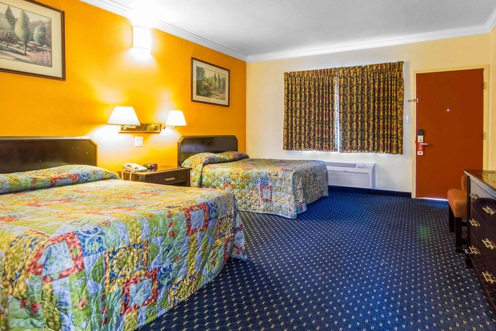 Econo Lodge photo 11