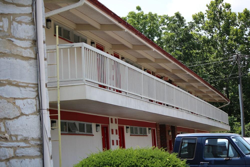 Hometown Inn Staunton photo 25