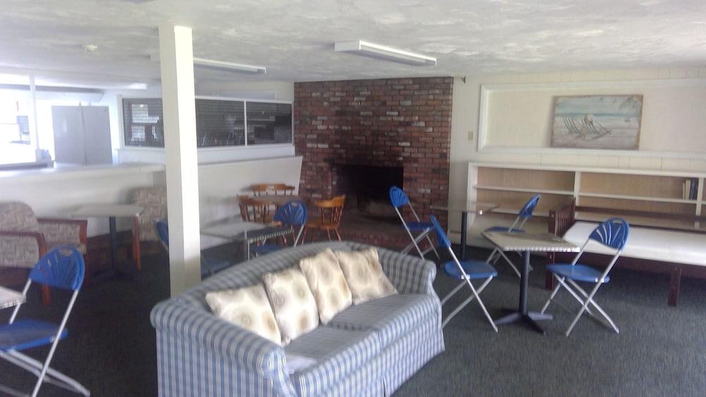 Village Green Motel photo 13