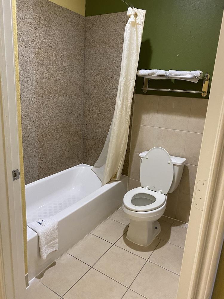 Redwood Suites photo 8
