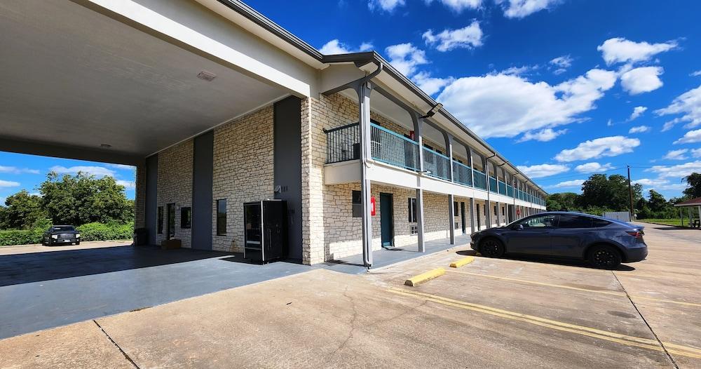 Scottish Inn & Suites photo 16