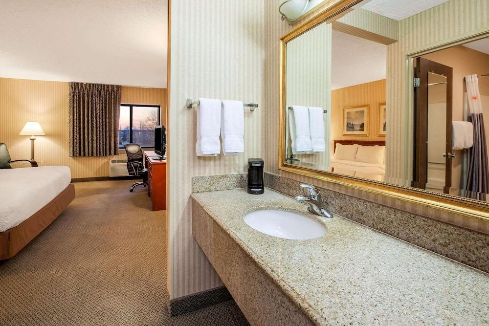 La Quinta Inn by Wyndham Detroit Southgate photo 38