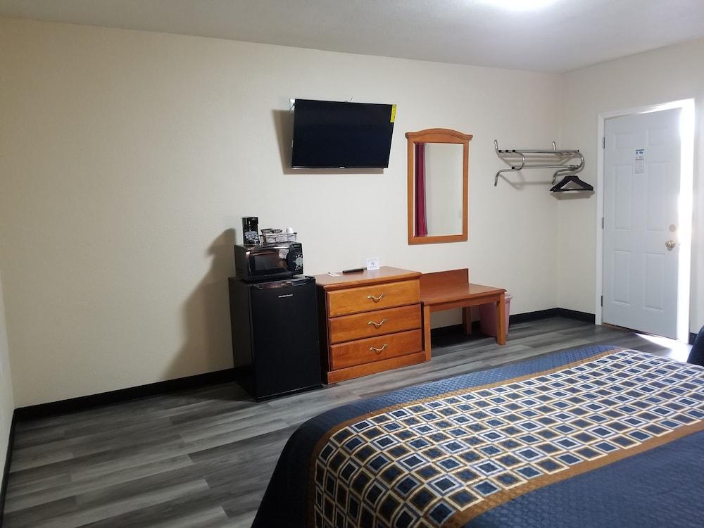 Frontier Motel photo 51