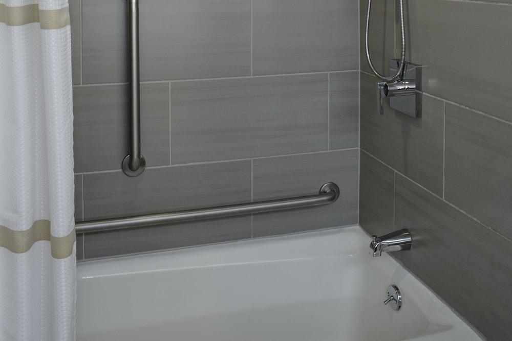Marriott East Lansing at University Place photo 2